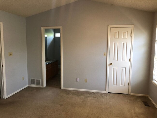 Building Photo - 2 Bed, 3 Bath 1 Car Garage, Southwest Town...