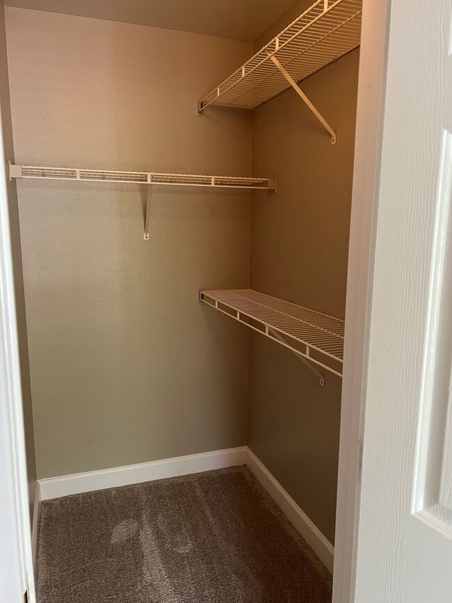 Building Photo - GORGEOUS TOWNHOME FOR IMMEDIATE MOVE-IN