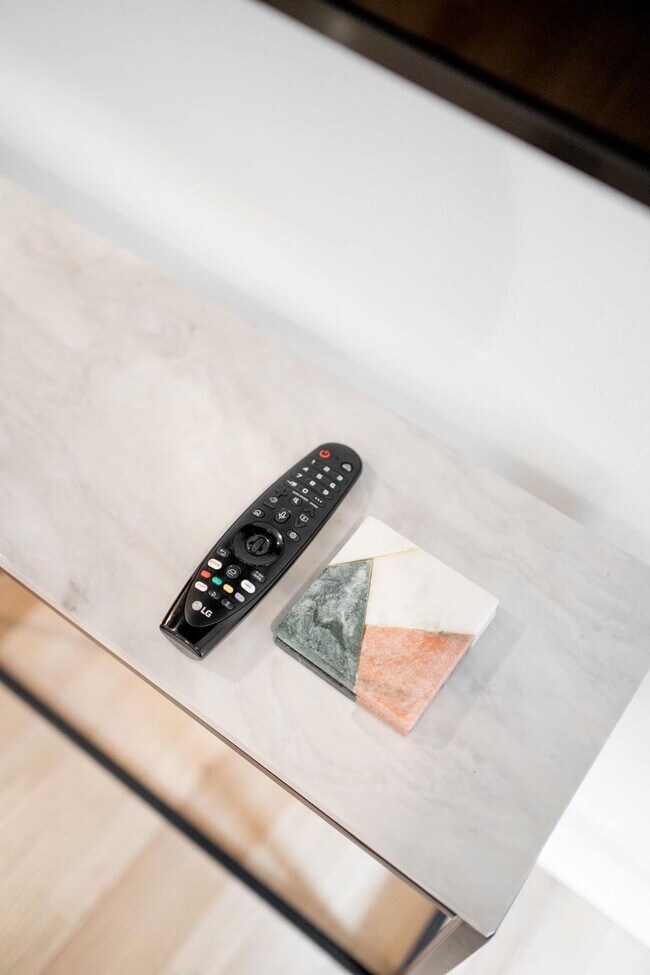 Building Photo - 1136 Crescent Ave NE