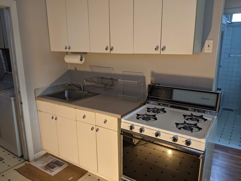 Kitchen - 1427 N Elk Grove Ave