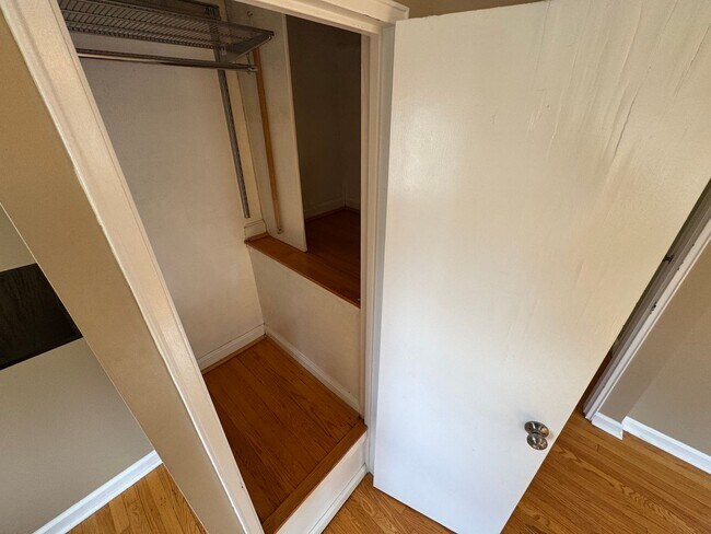 Building Photo - Beautiful 2 Bed 2 Bath Semi-Detached Brick...