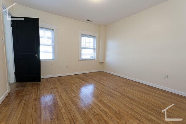 Building Photo - No Brokers Fee, High-End Kitchen Appliances, Central heat/AC, Laundry on a Site