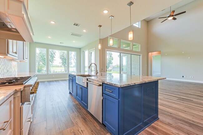 Building Photo - 10334 Fountain Shore Dr