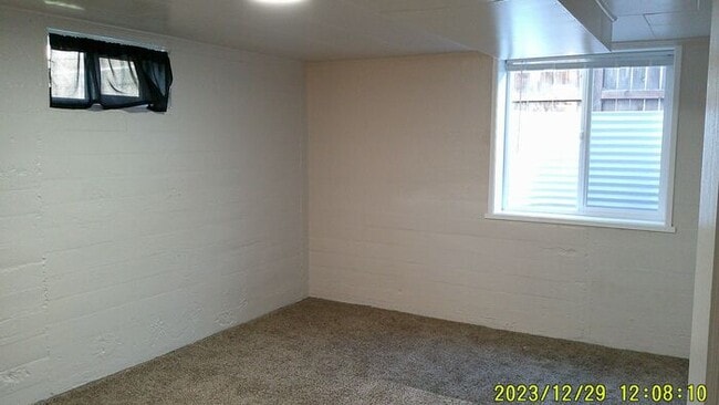 Building Photo - Large SE Boise home
