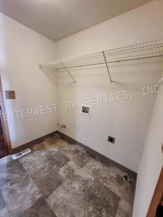 Building Photo - Spacious 3Bd Ba Ranch Style Home With A/C,...