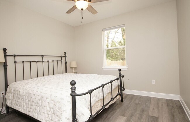 Building Photo - Newer Home in Valparaiso