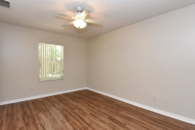 Building Photo - Spacious 3BR/2BA Corner Lot Home + Bonus Room in Silver Springs Shores – $1,500 /Month