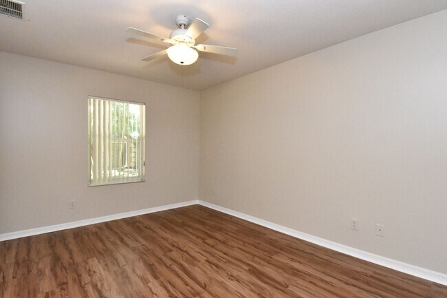 Building Photo - Spacious 3BR/2BA Corner Lot Home + Bonus Room in Silver Springs Shores – $1,650/Month