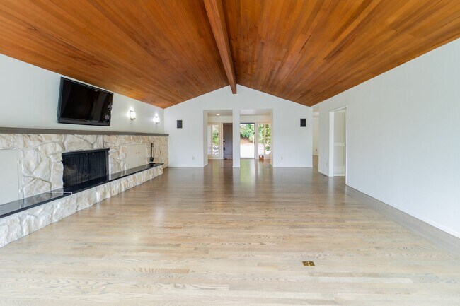Building Photo - 4-Bedroom Luxury Home for Rent by Portland...