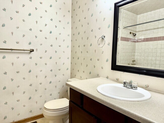 Building Photo - Three Bedroom Tri-Level Home in Garden Ranch