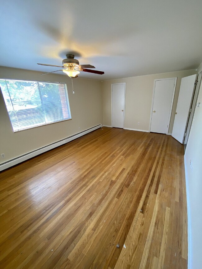 Building Photo - Don't miss out on this 5 bed 2.5 bath hous...