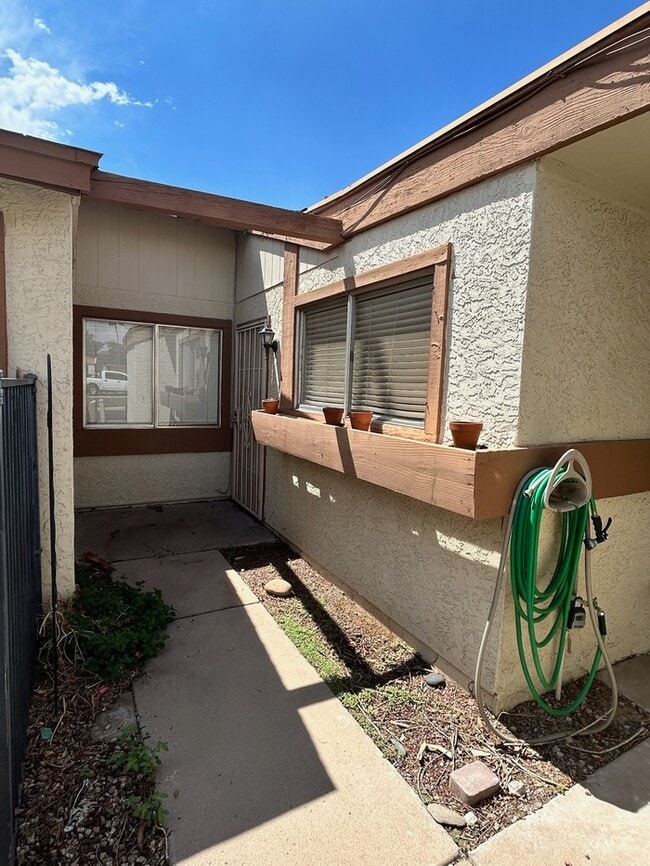 Building Photo - Beautifully Updated 3-Bed, 2-Bath Home in ...