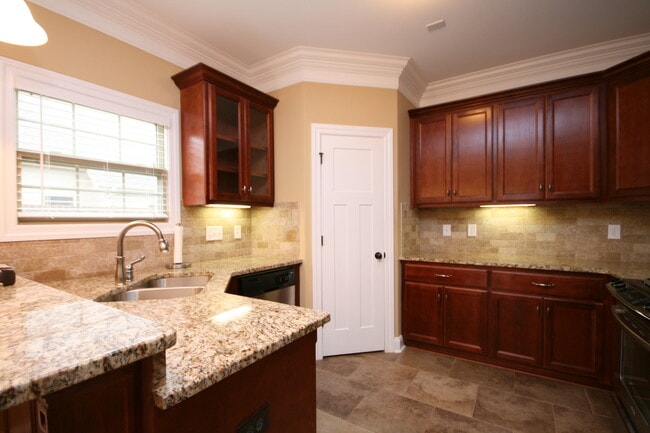 Building Photo - 231 Grove Village Way