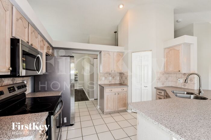 Building Photo - 2556 SW 28th Ave