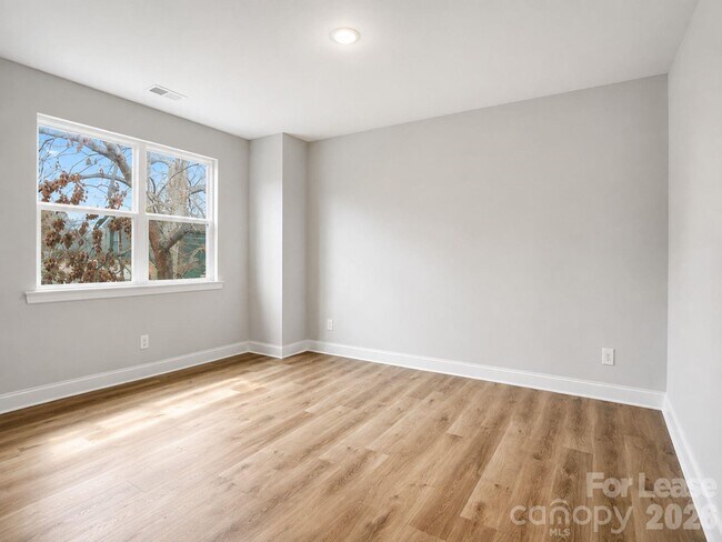 Building Photo - 8935 Sharonbrook Dr