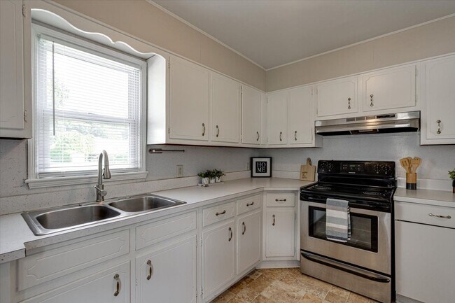 Building Photo - 3 BR 1 BA for Rent - 37415