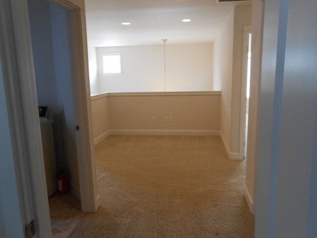 Building Photo - 1056 NE Parkview Ct