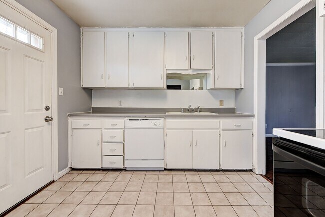 Building Photo - 2144 Pearson Dr