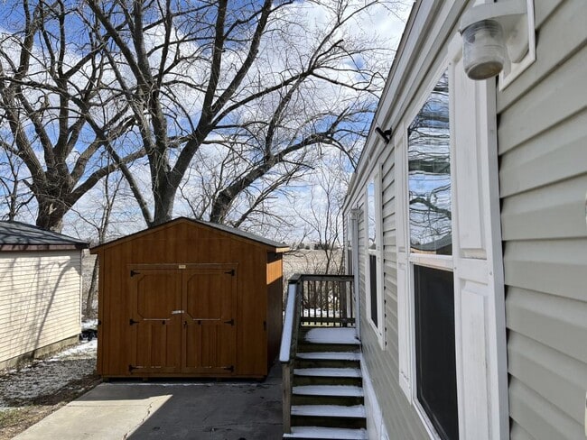 Building Photo - 32 Meadowlark Ln