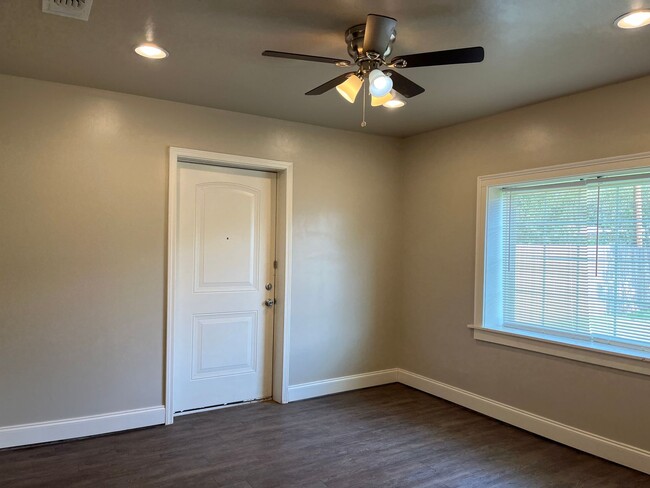 Building Photo - 2 Bedroom Home Located In Tech Terrace!