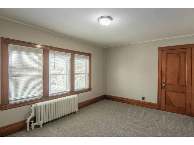 Building Photo - 890 Arkwright St N