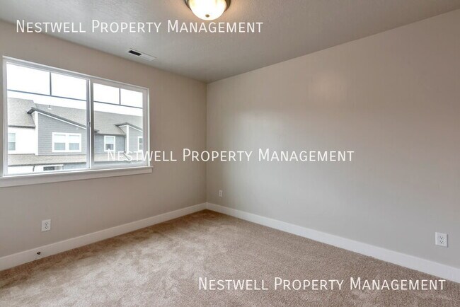 Building Photo - 1562 W State Rd