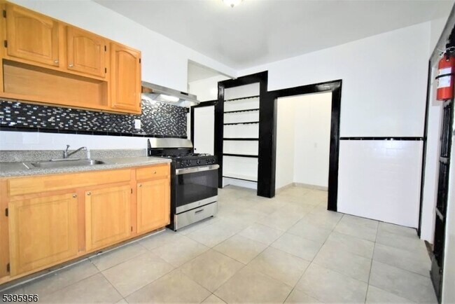 Building Photo - 352 Wainwright St