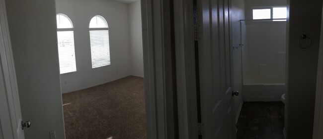 Building Photo - 4 Bedroom / 4 Bathroom Perris Home