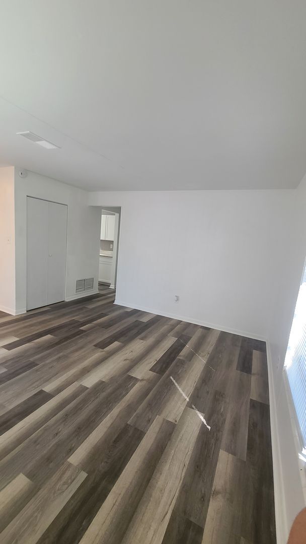 Building Photo - Fully Renovated 3/1 with huge fenced-in ba...
