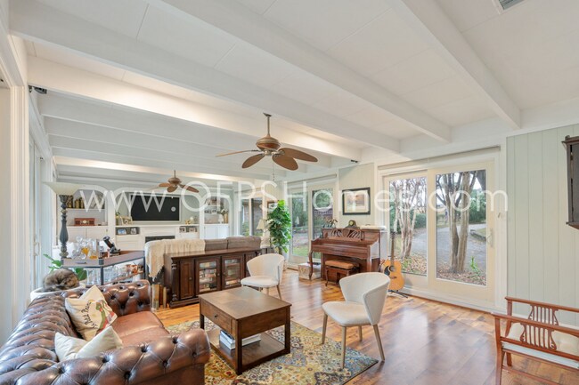 Building Photo - Bayou-Front Home w/ Dock