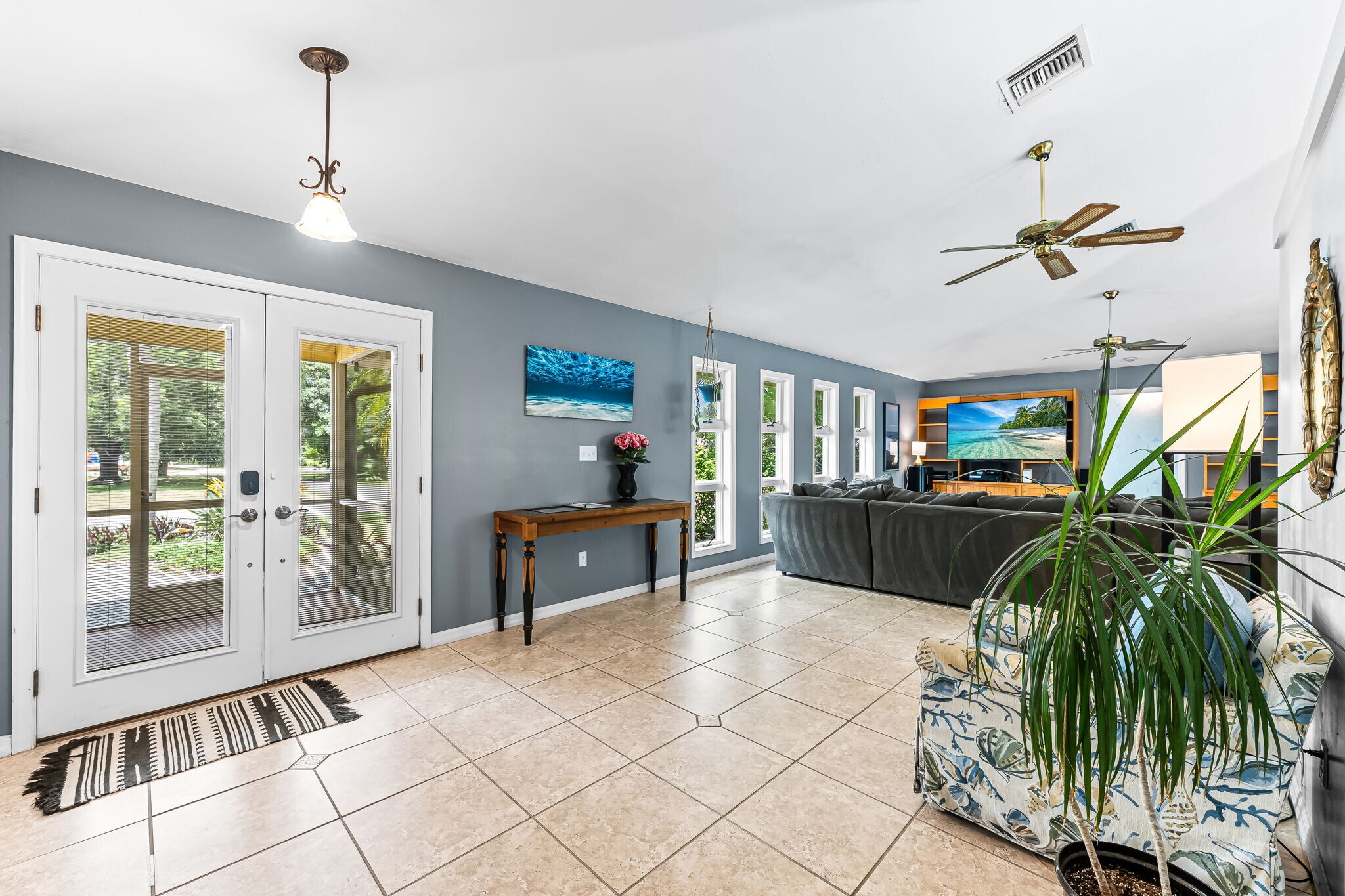 Building Photo - 10370 Main Dr