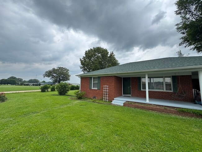 Building Photo - Prime Location! 2 Bed Home on Highway to Martin!