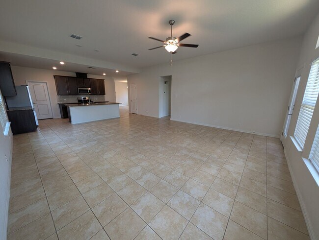 Building Photo - 4/2.5/2 with Large Game Room / Near Gruene...