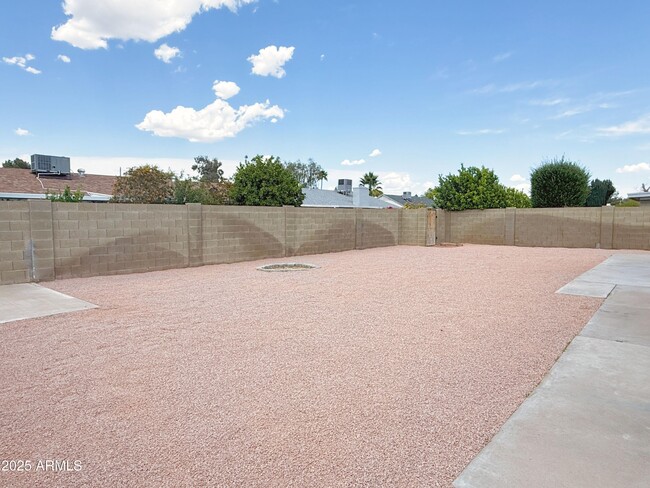 Building Photo - 716 W Nopal Pl