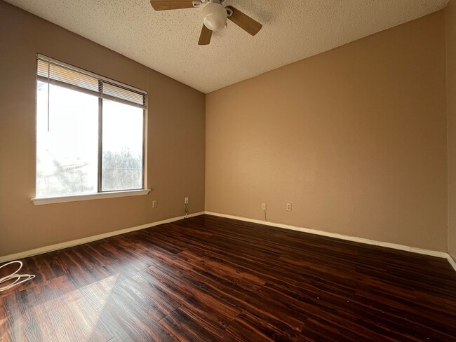 Building Photo - 3/1.5 Townhouse in Great location