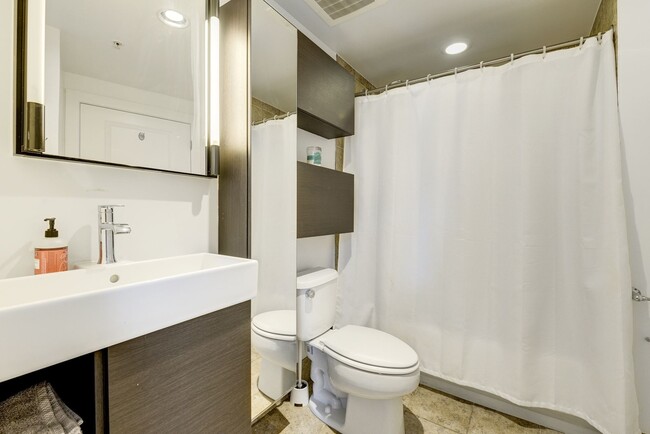 Building Photo - 2 bedroom 2 bath condo in Adams Morgan