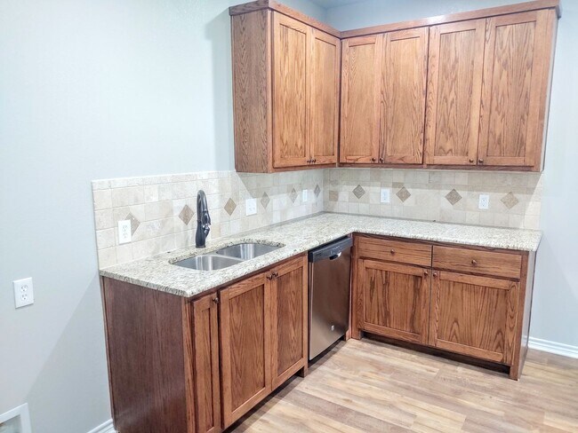 Building Photo - Newly constructed 3/2/1 in Sanger