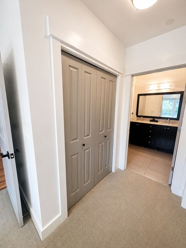 Building Photo - 1bd/1.5ba Seattle Condo