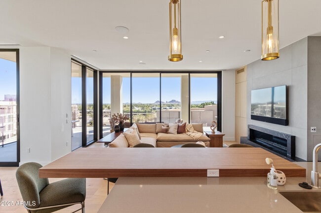 Building Photo - 5000 N Camelback Rdg Dr