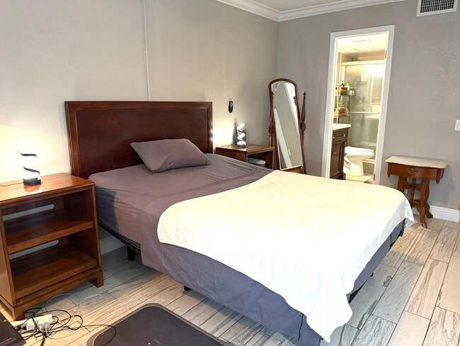 Building Photo - 111 Lake Emerald Dr