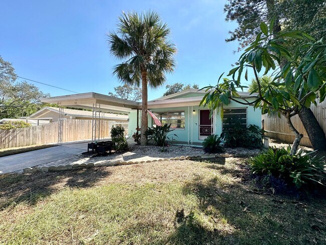 Building Photo - Bright & cozy 2bedroom 1bath home with out...