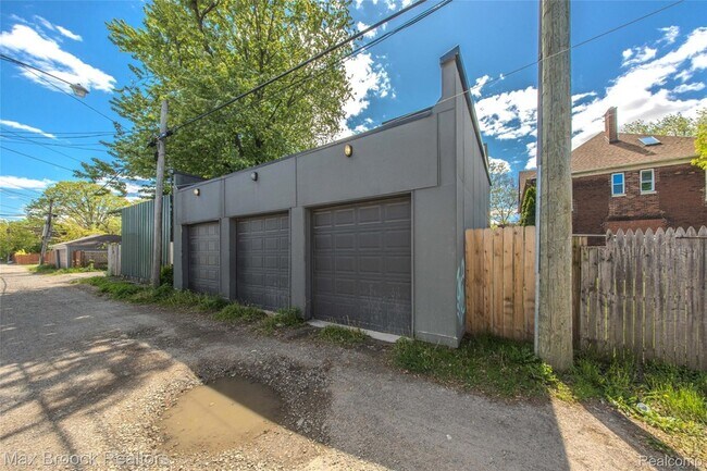 Building Photo - 4530 Commonwealth St