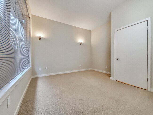 Building Photo - Bright 1-Bedroom + Office in Downtown Kirk...