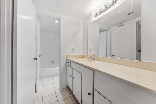 Building Photo - 2100 Tanglewilde St