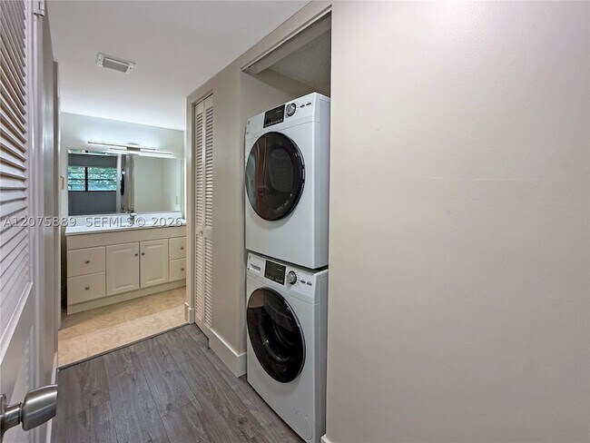 Building Photo - 995 SW 84th Ave