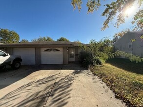 Building Photo - 2BR 1BA Duplex w/ Garage and Shared Yard in Blue Springs