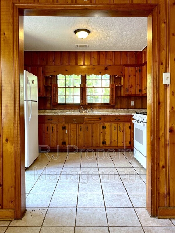 Building Photo - 4095 Chelsea Ave