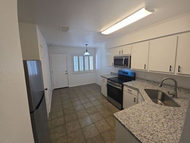 Building Photo - **Bright 2 Bed / 1 Bath Duplex with Off-St...