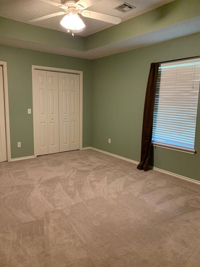 Building Photo - 1612 Cresent St