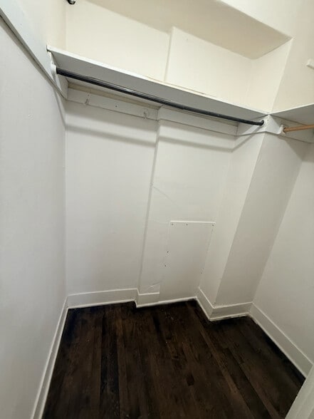 Building Photo - 913 E Kilbourn Ave